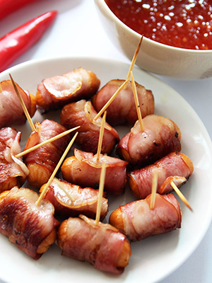 http://leelalicious.com/bacon-wrapped-mini-hot-dogs-with-thai-sweet-chili-sauce/