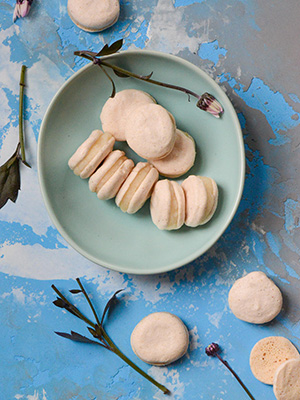 Eggless Macarons With Sriracha Flavour | Cooking Sutra