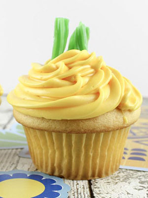 Pineapple Cupcakes | The Mommy Mix