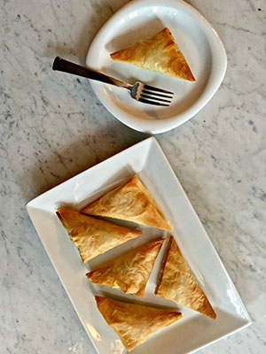 Spanakopitas à ma façon : feuilletés aux épinards, blancs d’oeufs et aneth | Urbaine City