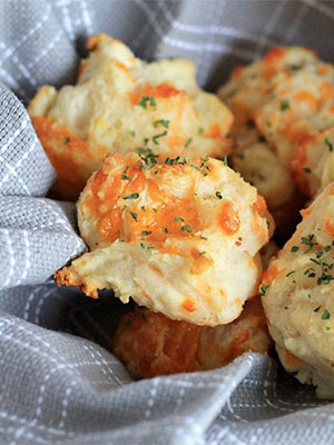 Garlic Cheddar Biscuits | The Olive Blogger