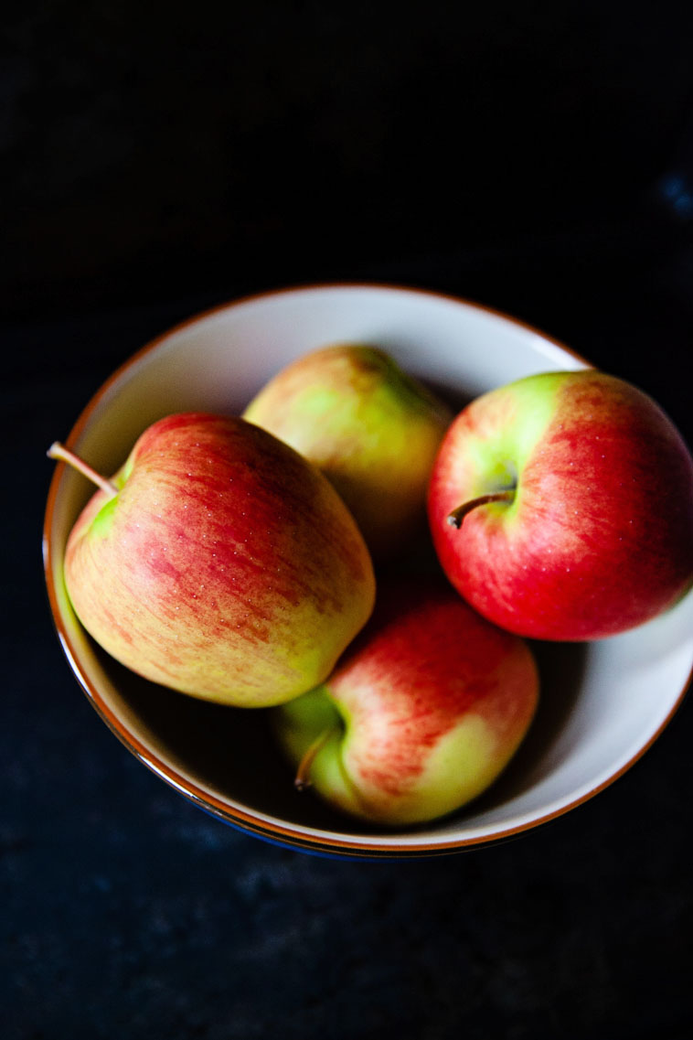 A bowl of Ambrosia apples