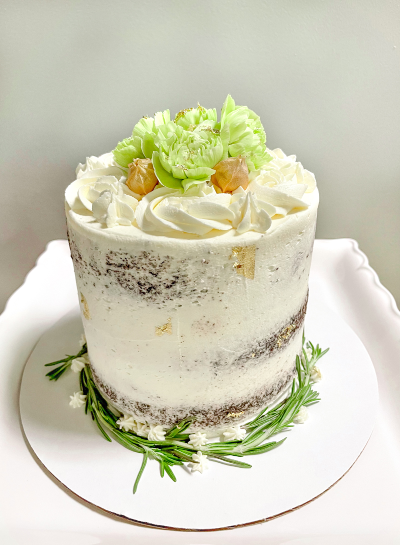 Cake with white frosting