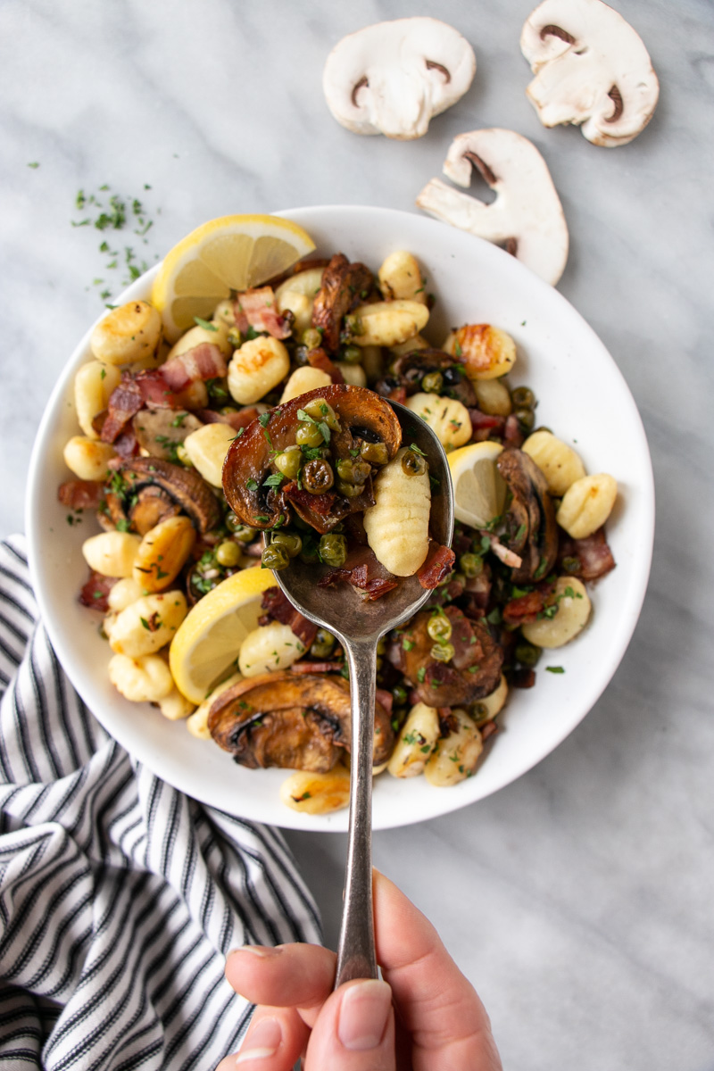 Gnocchi with cooked mushrooms and peas
