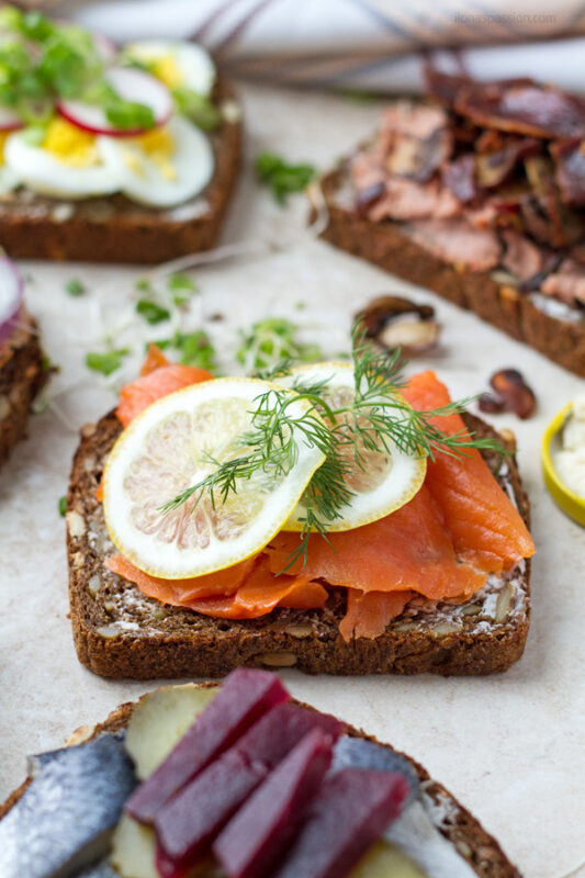 Open faced sandwich with smoked salmon and lemon.